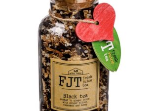 Черный чай с кусочками имбиря, корицей и мёдом