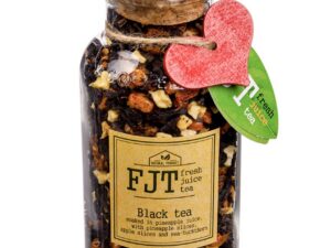 Черный чай с кусочками ананаса, яблоком и облепихой