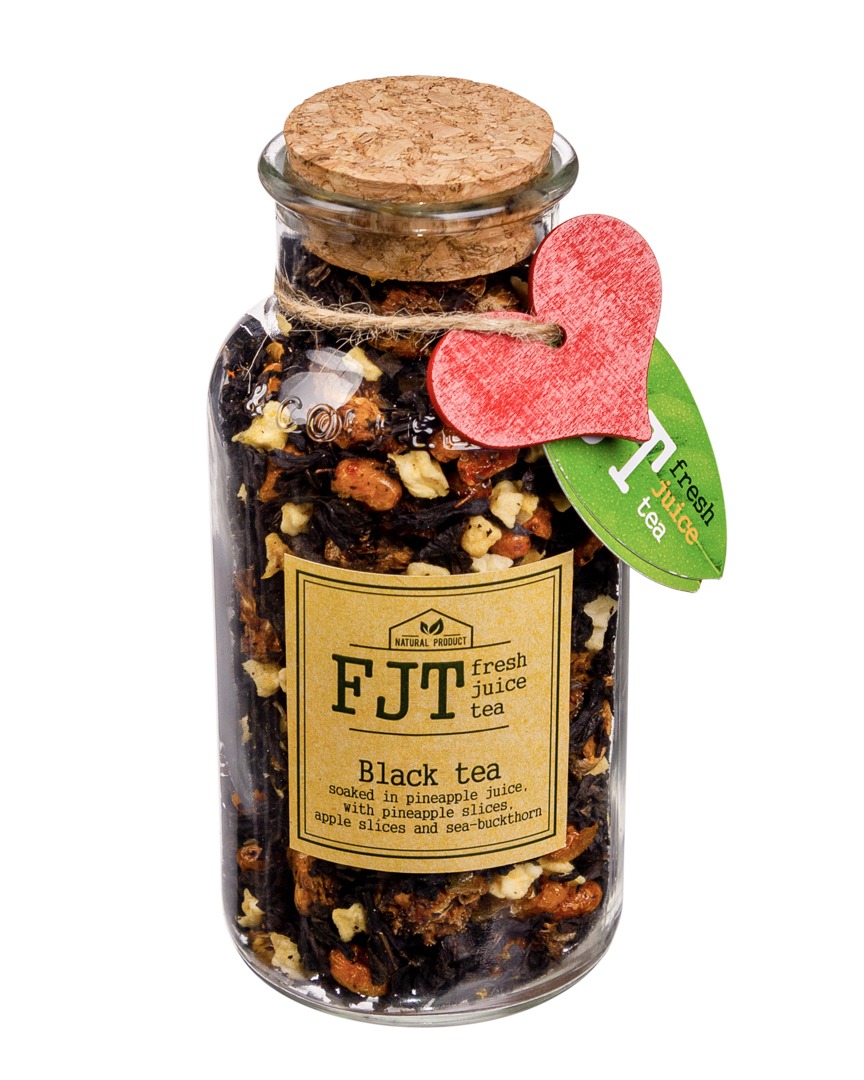 Черный чай с кусочками ананаса, яблоком и облепихой