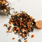 Черный чай с кусочками ананаса, яблоком и облепихой
