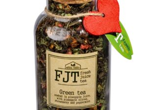 Зеленый чай с кусочками ананаса, клубникой и мятой