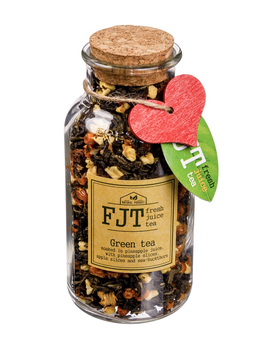 Зеленый чай с кусочками ананаса, яблоком и облепихой