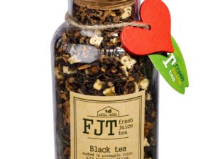 Черный чай с кусочками ананаса, яблоком и корицей