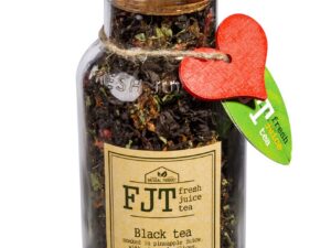 Черный чай с кусочками ананаса, клубникой и мятой