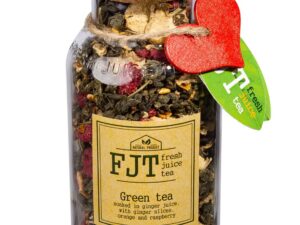 Зеленый чай с кусочками имбиря, апельсином и малиной