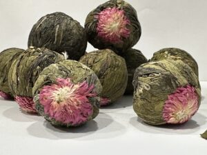 Kootud roheline tee krüsanteemi ja ristikheina kroonlehtedega / Вязаный зелёный чай с лепистками хризантемы и клевера